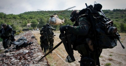 Des chars, des hélicoptères et des scènes de guerre en plein centre de Fréjus pour un impressionnant exercice